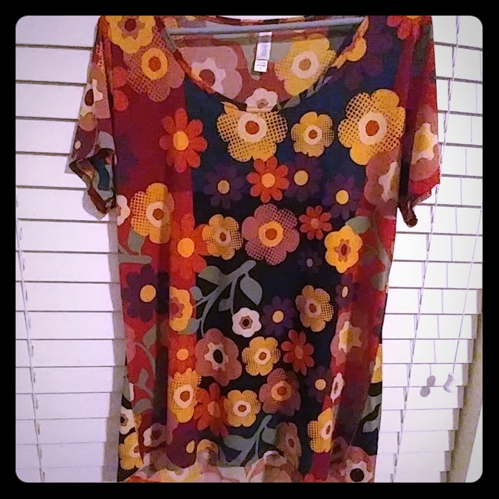 Lularoe Classic tee in Medium